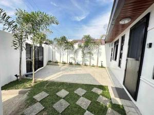 3BR Villa Near Clark Airport with Pool and Parking