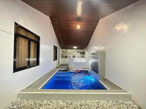 3BR Villa Near Clark Airport with Pool and Parking