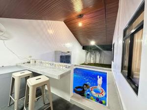 3BR Villa Near Clark Airport with Pool and Parking