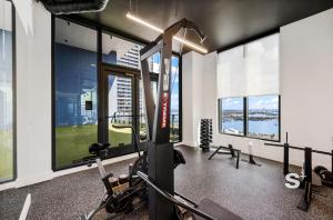 Sleek 1-BR & Den in Central DTW - Luxury Amenities