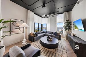 Sleek 1-BR & Den in Central DTW - Luxury Amenities