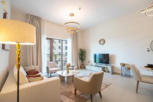 Stylish 2BR with Balcony - Luxe Golfside Retreat