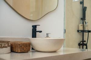 Casa Moda, Chic 3-Bedroom Villa Near Kedungu Beach