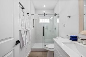 Apt Near Downtown -Desk WiFi TVs - Games - Pets V1