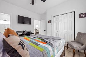 Apt Near Downtown -Desk WiFi TVs - Games - Pets V1