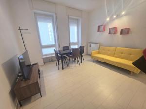 Bright Apartments near Metro Tolstoj - Easy City Centre and Linate Access