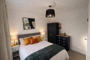 West London House with Parking and Garden, Sleeps 6