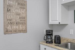 Glamorous City Studio - Prime Location Near All!