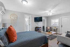 Glamorous City Studio - Prime Location Near All!