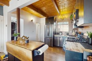 Boat, Hike, Ski and Fish Running Springs Retreat