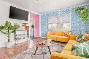 Indy Palm Pad with Patio & Tiki Bar-Mid-Century Charmer-Family Friendly