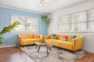 Indy Palm Pad with Patio & Tiki Bar-Mid-Century Charmer-Family Friendly