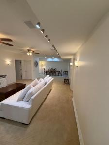 2-Bedroom 2-Bathroom ThePALACE at Univ of Oregon Campus on I-5 Freeway near Hayward Field and Autzen Stadium! FREE WiFI & NEW Washer and Dryer and BBQ on Patio! Almost 2000 square footto yourself!!