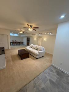 2-Bedroom 2-Bathroom ThePALACE at Univ of Oregon Campus on I-5 Freeway near Hayward Field and Autzen Stadium! FREE WiFI & NEW Washer and Dryer and BBQ on Patio! Almost 2000 square footto yourself!!