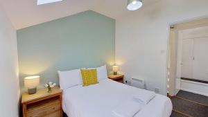 07 Strawberry Hill, Tolroy Manor