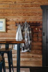 Peaceful Lake Lure Cabin- Cozy 2BR 3 miles to lake