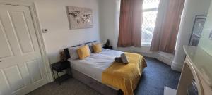 Premium Failsworth Stay - Sleeps up to 7!