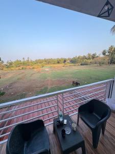 Riverside Balcony Studio Near Thalassa Siolim AC WiFi