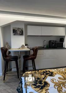 Juliets Boat in City Center - 1