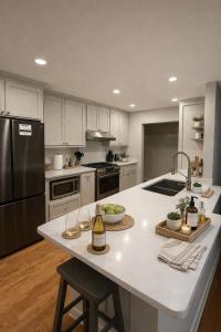 Westbrooke Retreat Modern 3BR Minutes to OU-20 min to OKC