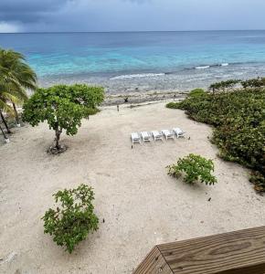 Quatro Vista B2 Oasis Modern 900sqft Oceanfront Suite & Bunks