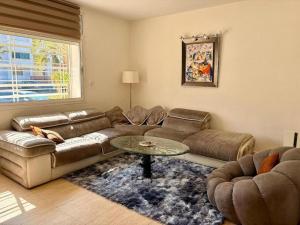 Spacious 2BR near Coast - Terrace & Free Parking