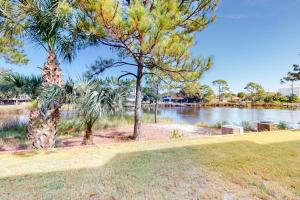 Condo close to the beach with pools dock & tennis - snowbird-friendly