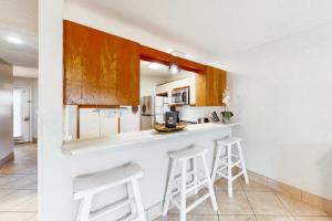 Condo close to the beach with pools dock & tennis - snowbird-friendly