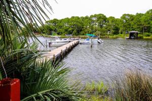 Condo close to the beach with pools dock & tennis - snowbird-friendly