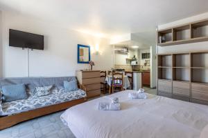 AA Guest - Jupiter Sea View Eco Apartment with Swimming Pools