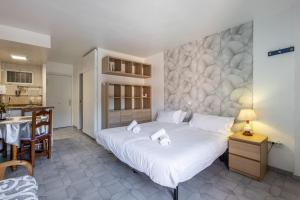 AA Guest - Jupiter Sea View Eco Apartment with Swimming Pools