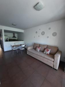 Dpto con Balcón y Cochera frente a Plaza Alvarado