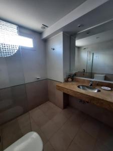 Dpto con Balcón y Cochera frente a Plaza Alvarado