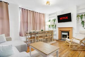 Spacious 3 Bedroom House in Barons Court