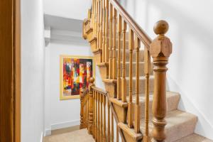 Spacious 3 Bedroom House in Barons Court