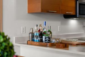 MidBlock 712 - Midtown Luxury Condo - 1 Bedroom Apartment with Balcony