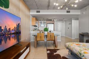 MidBlock 712 - Midtown Luxury Condo - 1 Bedroom Apartment with Balcony