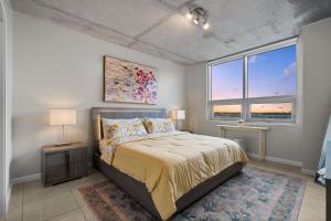 MidBlock 712 - Midtown Luxury Condo - 1 Bedroom Apartment with Balcony