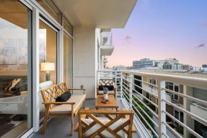 MidBlock 712 - Midtown Luxury Condo - 1 Bedroom Apartment with Balcony