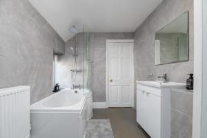 3BDR Town House in the Heart of Holyhead - Free Onsite Parking