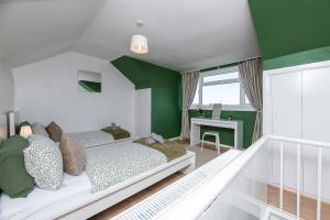 3BDR Town House in the Heart of Holyhead - Free Onsite Parking