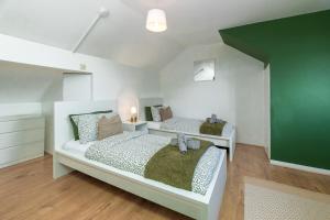 3BDR Town House in the Heart of Holyhead - Free Onsite Parking