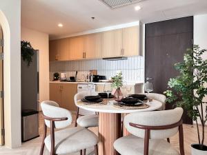 BTS Thong Lo l Large 60 sqm l Pool and Gym l Sontana