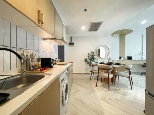 BTS Thong Lo l Large 60 sqm l Pool and Gym l Sontana