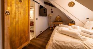 Hotel Golden Eagle at Charles Bridge