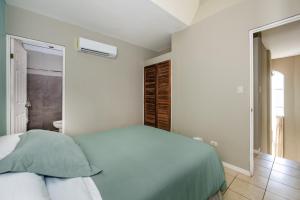 Sunny 2BR Condo Walk to Beach