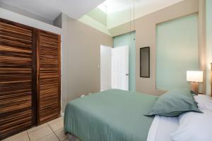 Sunny 2BR Condo Walk to Beach