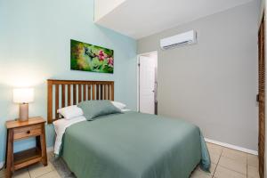 Sunny 2BR Condo Walk to Beach