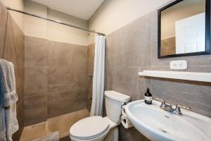 Sunny 2BR Condo Walk to Beach