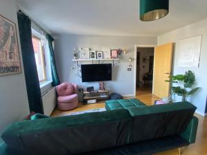 Top floor flat with balcony in trendy East London
